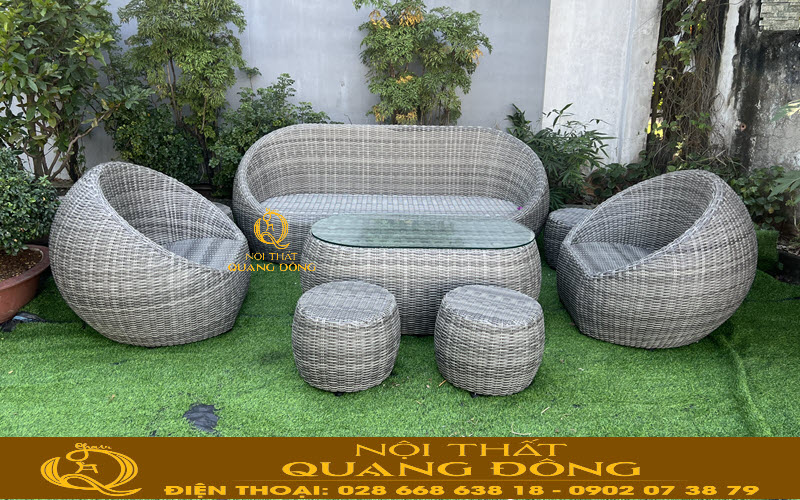 Bề mặt bàn ghế giả mây ít bám bụi giúp tiết kiệm thời gian làm sạch