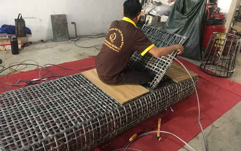 Ghế hồ bơi mây nhựa QD-1281 được đan thủ công bằng sợi mây nhựa cao cấp mang đến độ bền cao. 