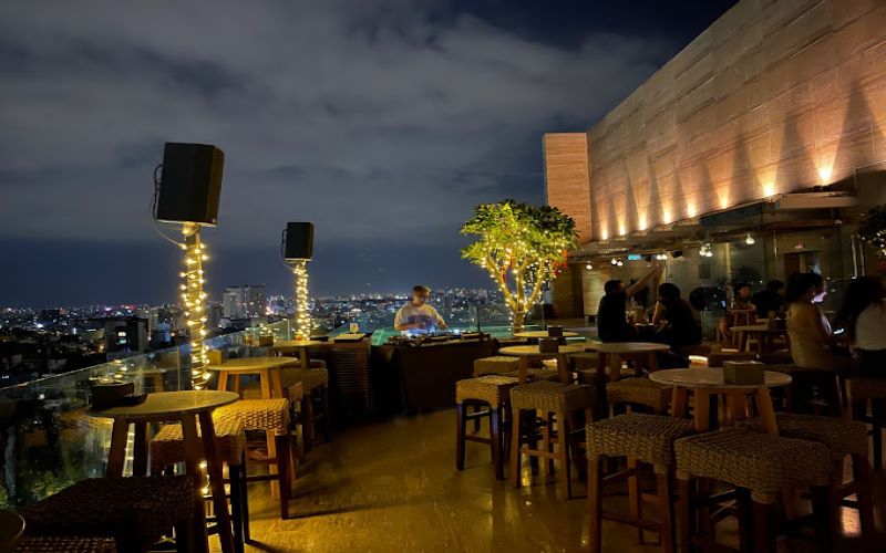 Social Club Rooftop phong cảnh ban đêm tuyệt vời