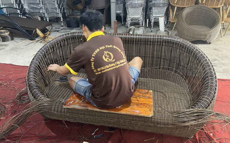 Công đoạn đan sofa từ thợ thủ công Sofa giả mây QD-746 được đan thủ công qua đôi bàn tay khéo léo của những người thợ tại Nội Thất Quang Đông