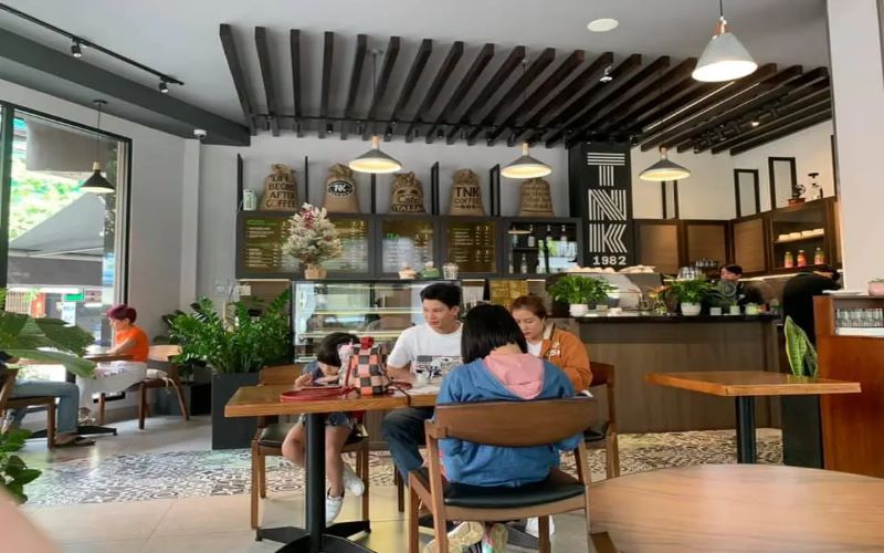 6. TNK Coffee quận 6 Không gian quán cũng khá rộng, thiết kế theo phong cách cổ điển rất ăn hình.