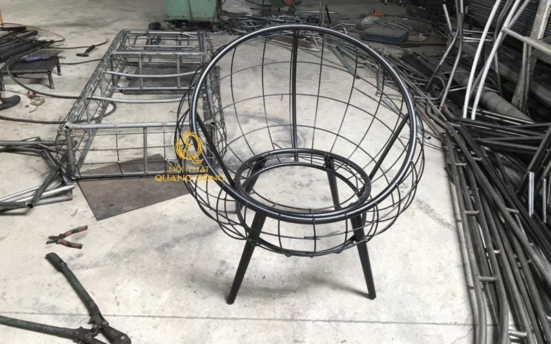 Khung ghế trứng đã được uốn cong tạo hình hoàn chỉnh Khung thép sơn tĩnh điện được uốn cong, tạo mình tỉ mỉ của thợ cơ khí tại Nội Thất Quang Đông
