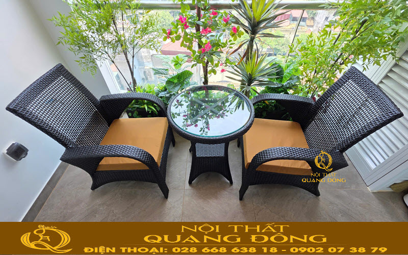 Bàn ghế mây nhựa QD-2108 sở hữu thiết kế hiện đại sang trọng Bàn ghế mây nhựa QD-2108 kiểu dáng uốn lượn mềm mại và hiện đại