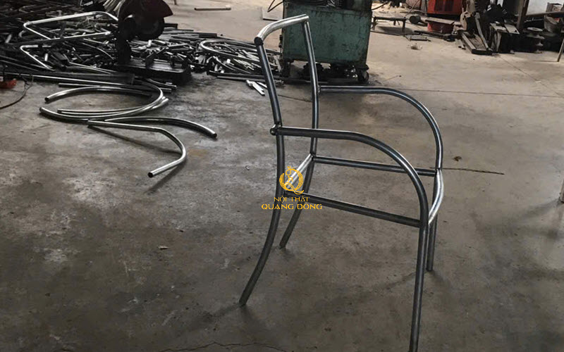 Bàn ghế giả mây QD - 2113 có khung ghế bằng thép sơn tĩnh điện chắc chắn và bền bỉ