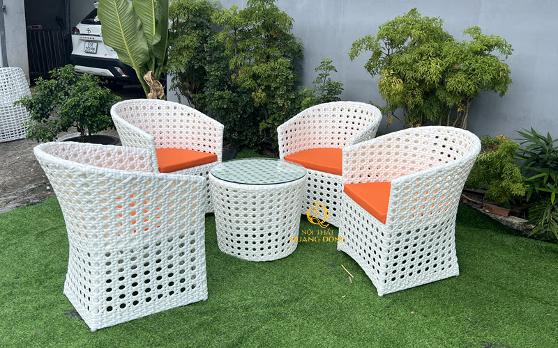 Bàn ghế giả mây QD-2107 màu trắng tinh tế, kiểu đan mắt cáo sang trọng cho không gian ngoài trời.