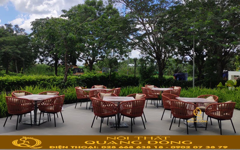 Bàn ghế cà phê mây nhựa Nội thất Quang Đông tại quán cà phê khách