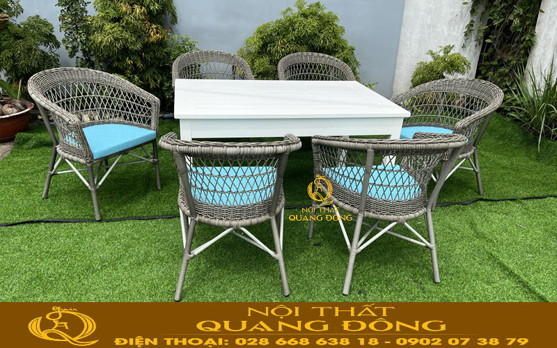 Bàn ghế giả mây kết hợp khung chắc chắn phù hợp nhiều không gian 