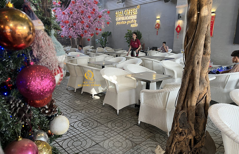Bộ bàn ghế giả mây màu trắng thanh lịch nổi bật trong gian gian cafe cao cấp