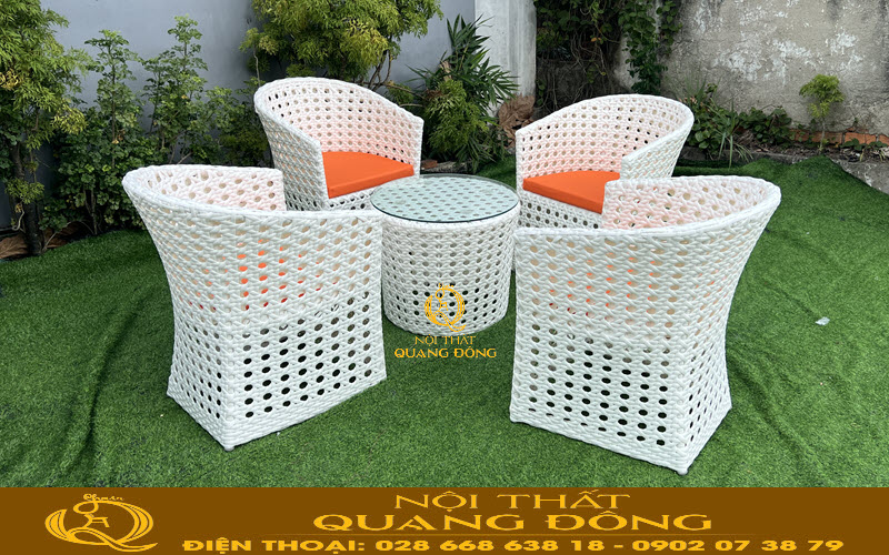Đường nét tinh tế, khung thép chắc chắn và lớp đan mây tỉ mỉ tạo nên vẻ đẹp bền bỉ vượt thời gian cho bàn ghế mây nhựa QD-2107