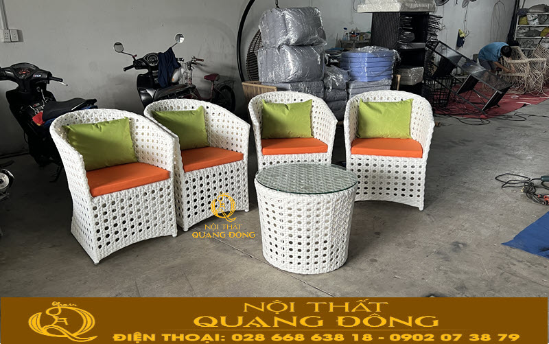Sự kết hợp hài hòa giữa màu trắng và nệm cam, gối xanh lá mang đến cảm giác thư giãn, gần gũi thiên nhiên của bộ bàn ghế QD-2107