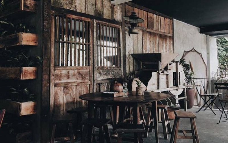 Năm Mười Mười Lăm Cafe, ấn tượng đầu tiên là một cảm giác gần gũi như quay về tuổi thơ