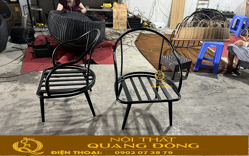 Bàn ghế giả mây QD-2114 có khung bằng thép sơn tĩnh điện chắc chắn và bền bỉ
