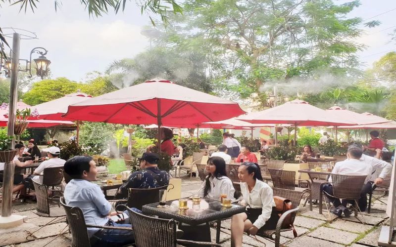 Mimosa còn sở hữu cả không gian khu vực cà phê ngoài trời cực rộng lớn và thoáng mát Mimosa Coffee sở hữu không gian rộng lớn, thiết kế độc đáo với cả khu vực ngoài trời