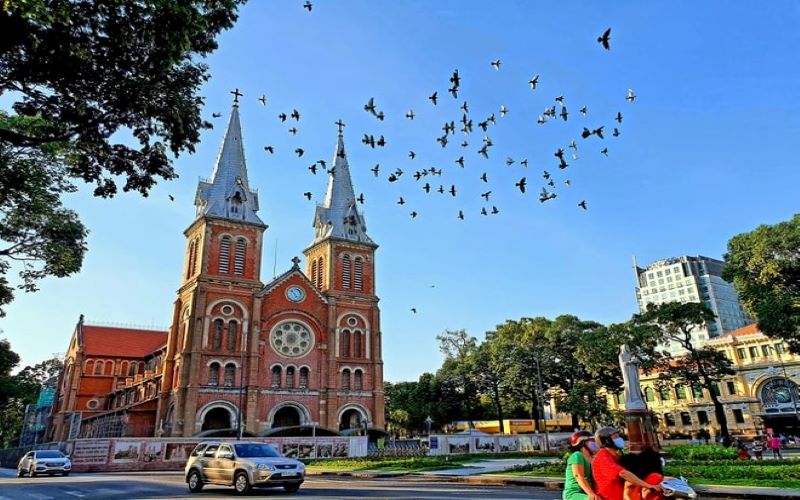 Nhà Thờ Đức Bà - Công trình kiến trúc công giáo to lớn Nhà thờ đức bà là một trong những địa điểm đi chơi noel mà người sài gòn nghĩ đến đầu tiên là một trong những biểu tượng văn hóa của thành phố