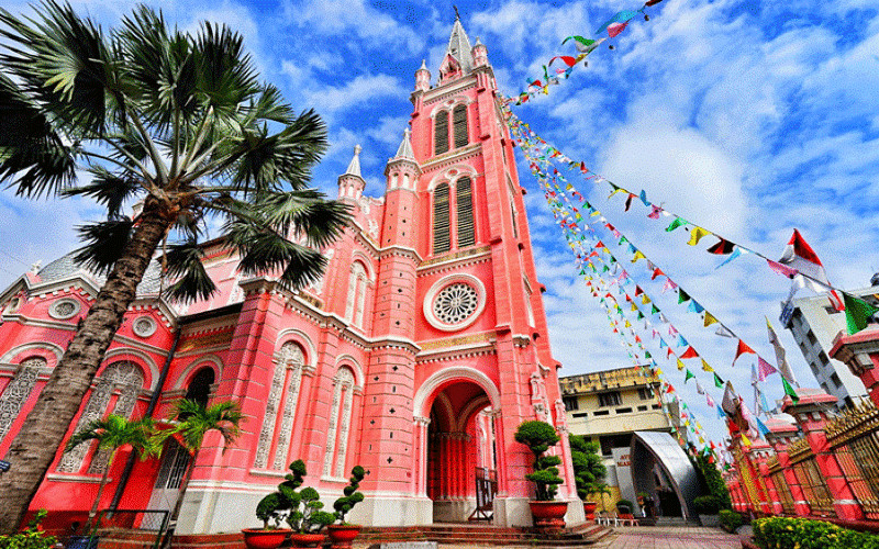 Nhà thờ tân định là địa điêm đi chơi noel ở sài gòn nổi tiếng nhất, check-in cực chất với không gian màu hông này