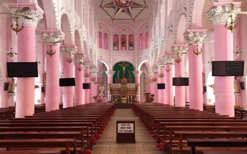 Nhà Thờ Tân Định - Không gian làm lễ Không gian bên trong của nhà thờ tân định nơi các tín đồ làm lễ cũng với gam màu hồng nổi bật