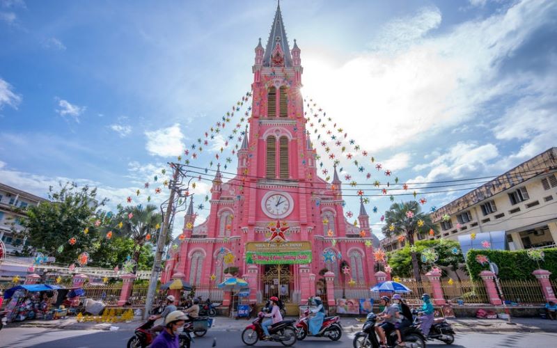 Nhà Thờ Tân Định - Địa điểm nổi bật của Sài Gòn Nhà thờ tân dịnh với màu hồng hoa lệ giữa lòng thành phố, với diện tích khá lớn sở hữu lối kiến trúc ấn tượng