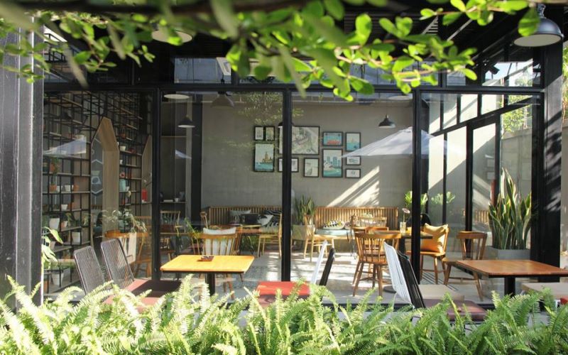 Lá Coffee & Tea không gian xanh mát Lá coffee & tea mang đến không gian xanh mát khi tận dụng cây xanh trang trí ở mọi ngóc ngách