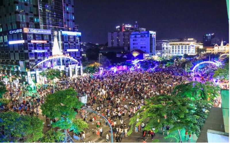 Phố đi bộ Nguyễn Huệ tọa lạc giữa trung tâm thành phố hồ chí minh là địa điểm vui chơi, dạo mát của nhiều người dân sài gòn