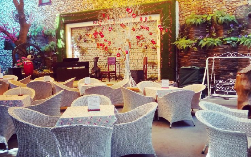 Một góc không gian sang trọng và lãng mạn tại khu vực trong nhà của Newlink Cafe một góc không gian sang trọng và lãng mạng tại khu vực Newlink Cafe