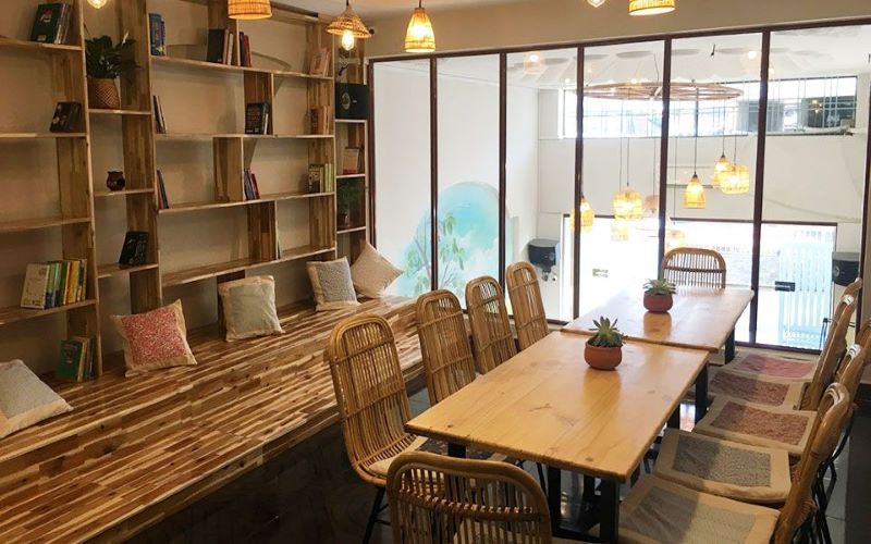 Không gian quán Cỏ Thơm salon & coffee Một torng những quán cà phê sở hữu không gian đẹp ở quận 6 nhờ sự kết hợp giữa dịch vị cà phê thư giản và salon chăm sóc sắc đẹp