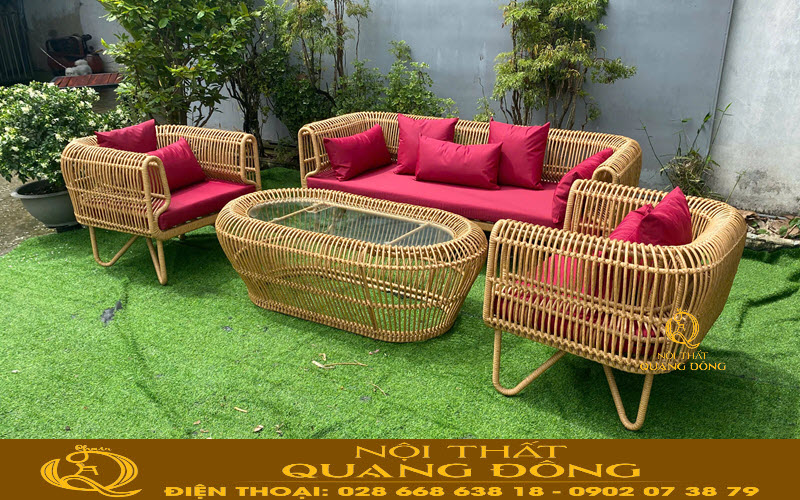 Sofa mây nhựa QD-754 với nệm gối màu đỏ đô ấm áp sang trọng