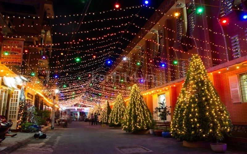 Xóm đạo Phạm Thế Hiển - Quận 8 Sài Gòn Xóm đạo Phạm Thế Hiển ở Quận 8 được mệnh danh là một trong những xóm đạo lung linh nhất sài gòn
